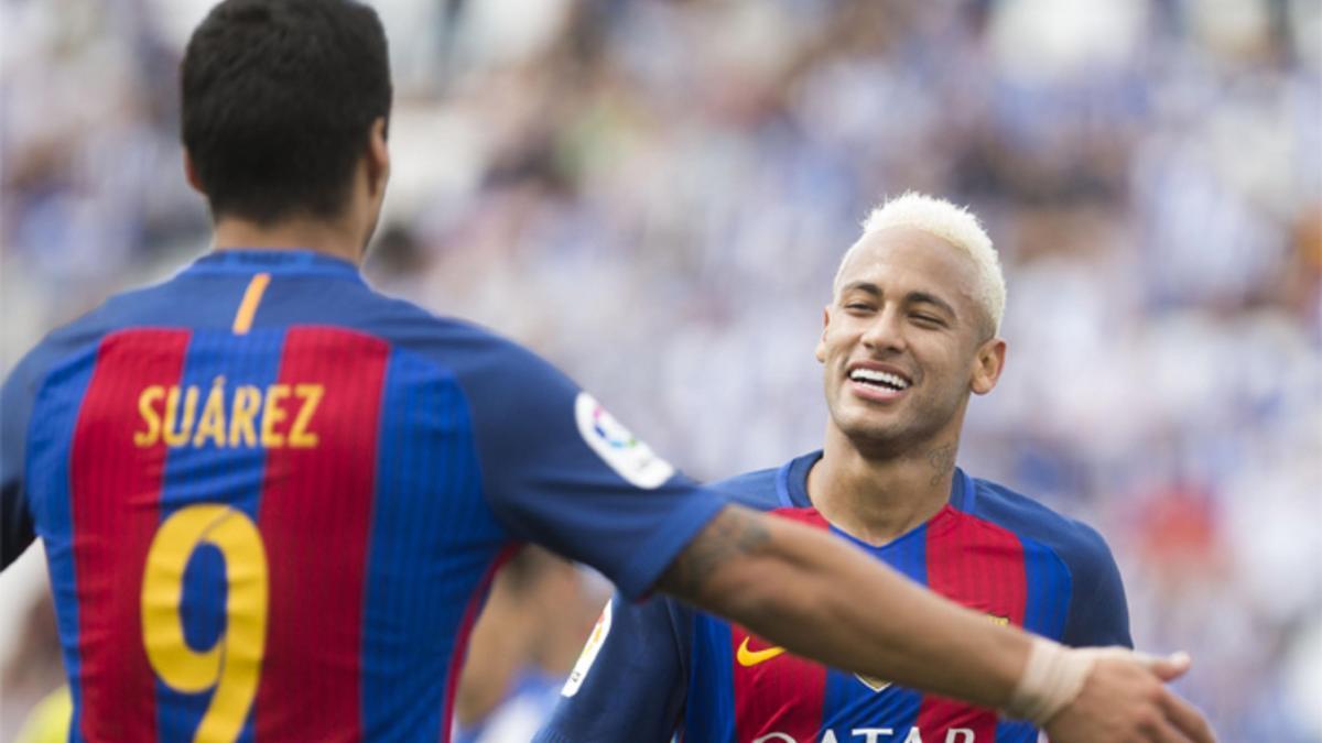 Luis Suárez y Neymar Junior celebran uno de los goles del Barça 2016/17