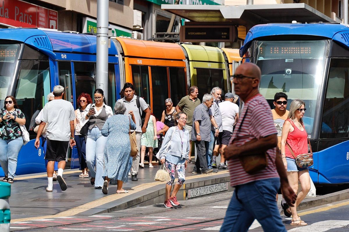 Colas en las paradas del tranvía en Tenerife