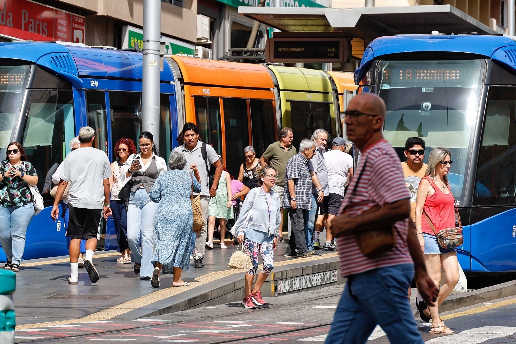 Colas en las paradas del tranvía en Tenerife