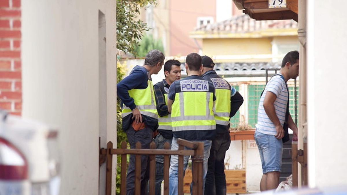 Agentes de la Policía Nacional, durante el registro en la vivienda donde ha sido detenido hoy el presunto pederasta del barrio madrileño de Ciudad Lineal.