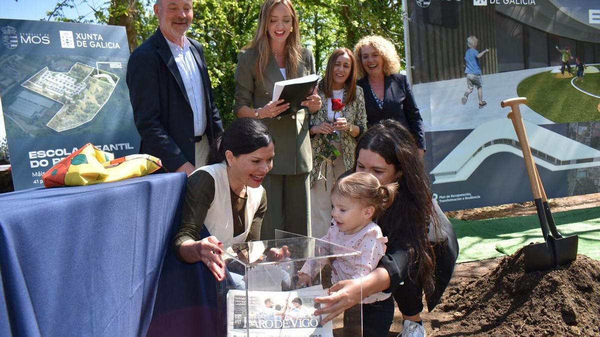 La alcaldesa, Nidia Arévalo, enterró una cápsula del tiempo bajo la futura escuela infantil.