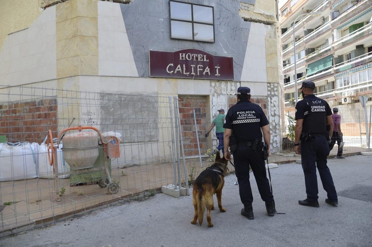 Un operario tapia uno de los accesos al hotel Califa de Torremolinos