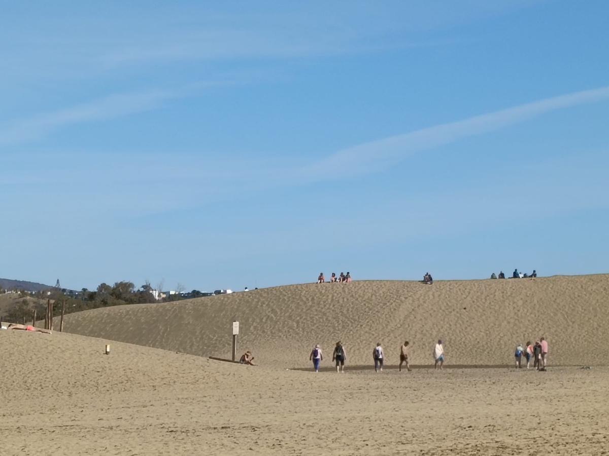 Decenas de personas en las dunas este miércoles, 31 de diciembre.