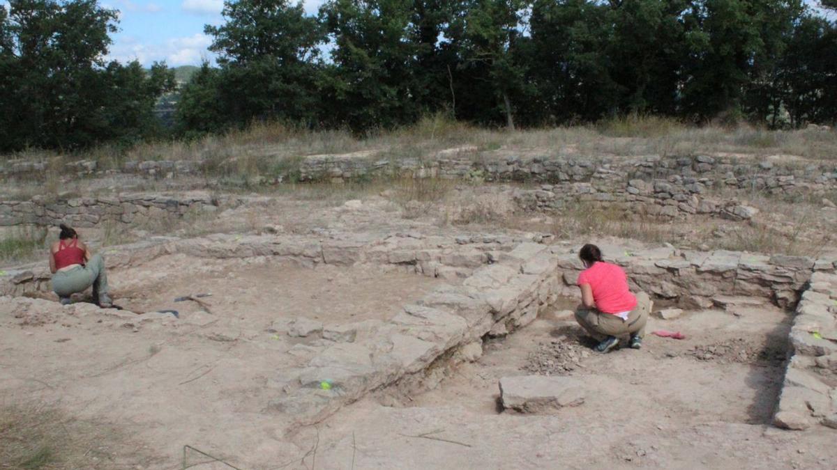 Arqueòlegs del Centre d’Estudis Lacetans treballant en el jaciment del Castellvell d’Olius | ARXIU/ARNAU VALVERDE