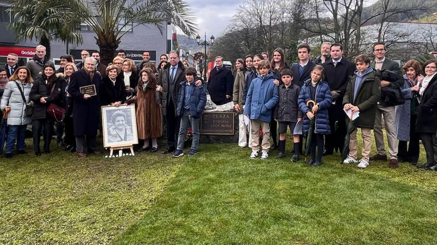 El alcalde, Alfredo Canteli, junto a la gran familia de Eudoxia León Muñiz, durante la inauguración de la glorieta. | R. A.