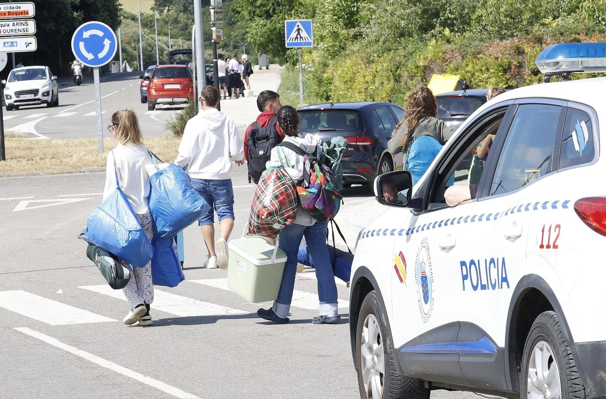 Vuelta a la realidad, paso a paso y mochila a cuestas: los campistas abandonan el Monte do Gozo