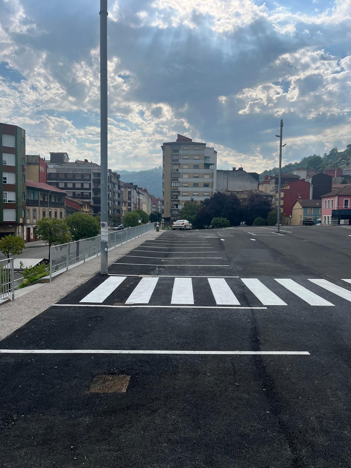 El estacionamiento.