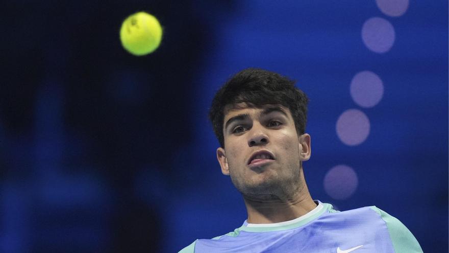 Ruud hace descarrilar a un debilitado Alcaraz en las ATP Finals