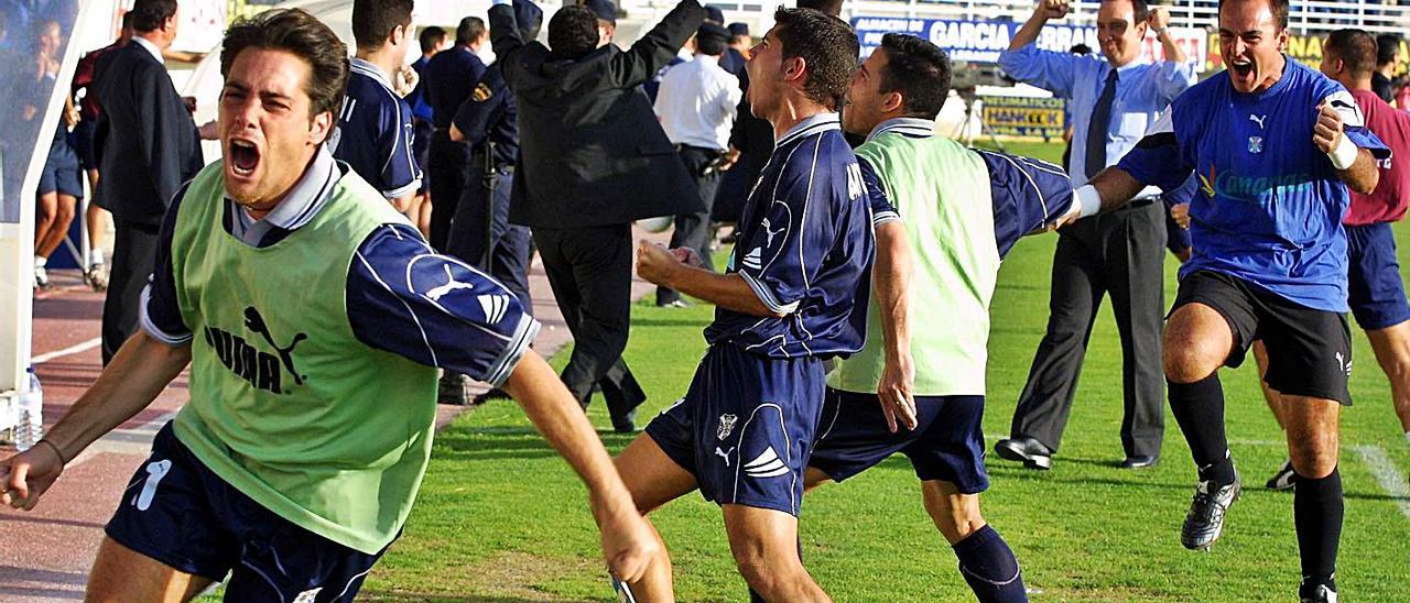 La celebración de los blanquiazules tras el gol de Hugo Morales el 17 de junio de 2001.