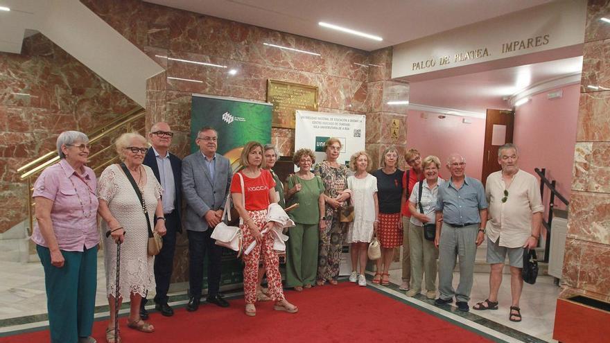 Un fin de curso con música, para  despedir el curso de los 107 alumnos de UNED sénior de Ourense: mayores que no viejos, que no se cansan de aprender