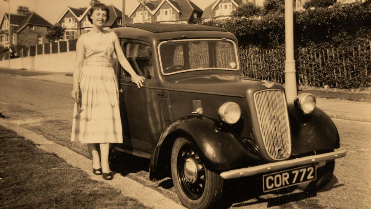 Audrey Evans con su primer coche.