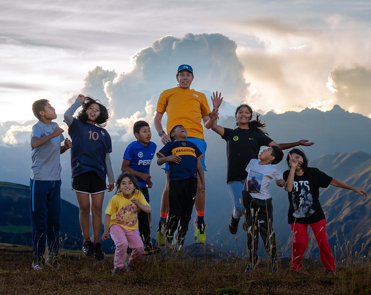 Los niños del Hogar Sol y Luna participan en actividades al aire libre que favorecen la convivencia, el bienestar y el desarrollo personal.