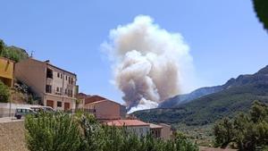 Humo del incendio declarado este lunes en Paüls (Baix Ebre).