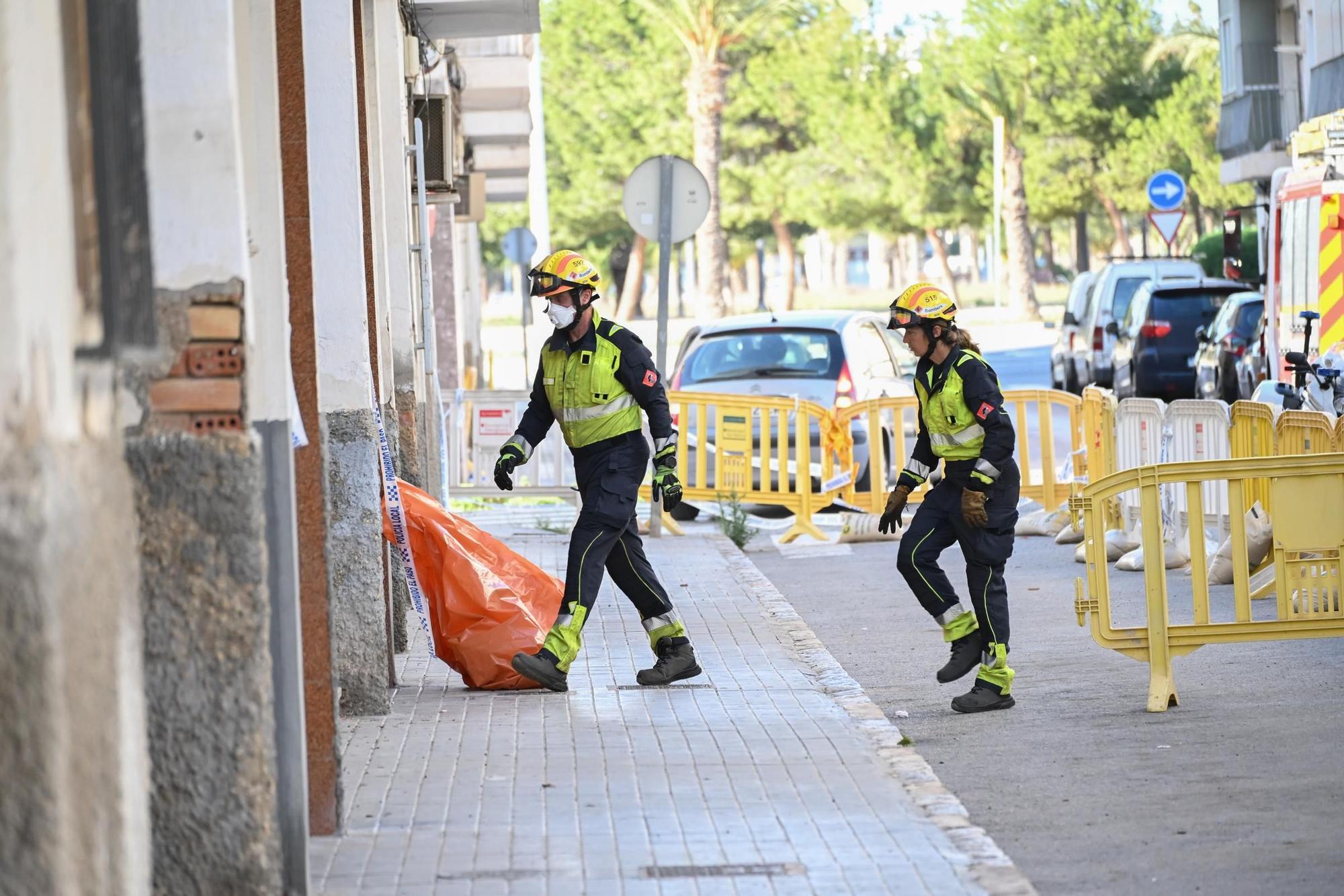 Así están sacando los bomberos las pertenencias de los vecinos desalojados de San Antón en Elche