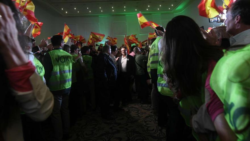 El candidato de Vox, Francisco Serrano, el domingo con militantes.