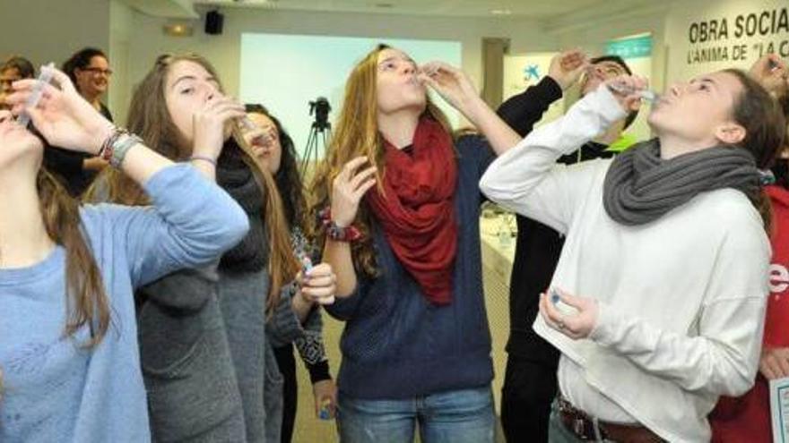 Los estudiantes sacan la lengua en busca de bacterias y hongos