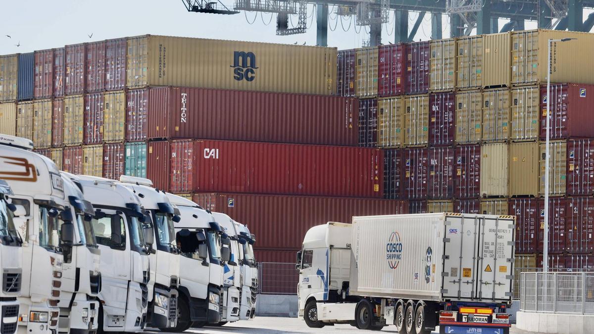 Contenedores en el puerto de València