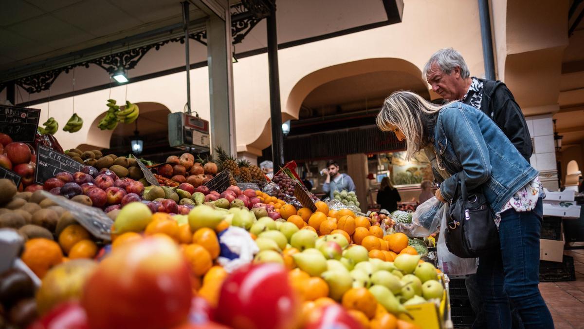 Dos personas compran fruta en el Mercado de Nuestra Señora de África, en Santa Cruz de Tenerife