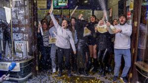 Celebraciones en Doña Manolita tras vender el Gordo del sorteo extraordinario de Navidad de la Lotería Nacional