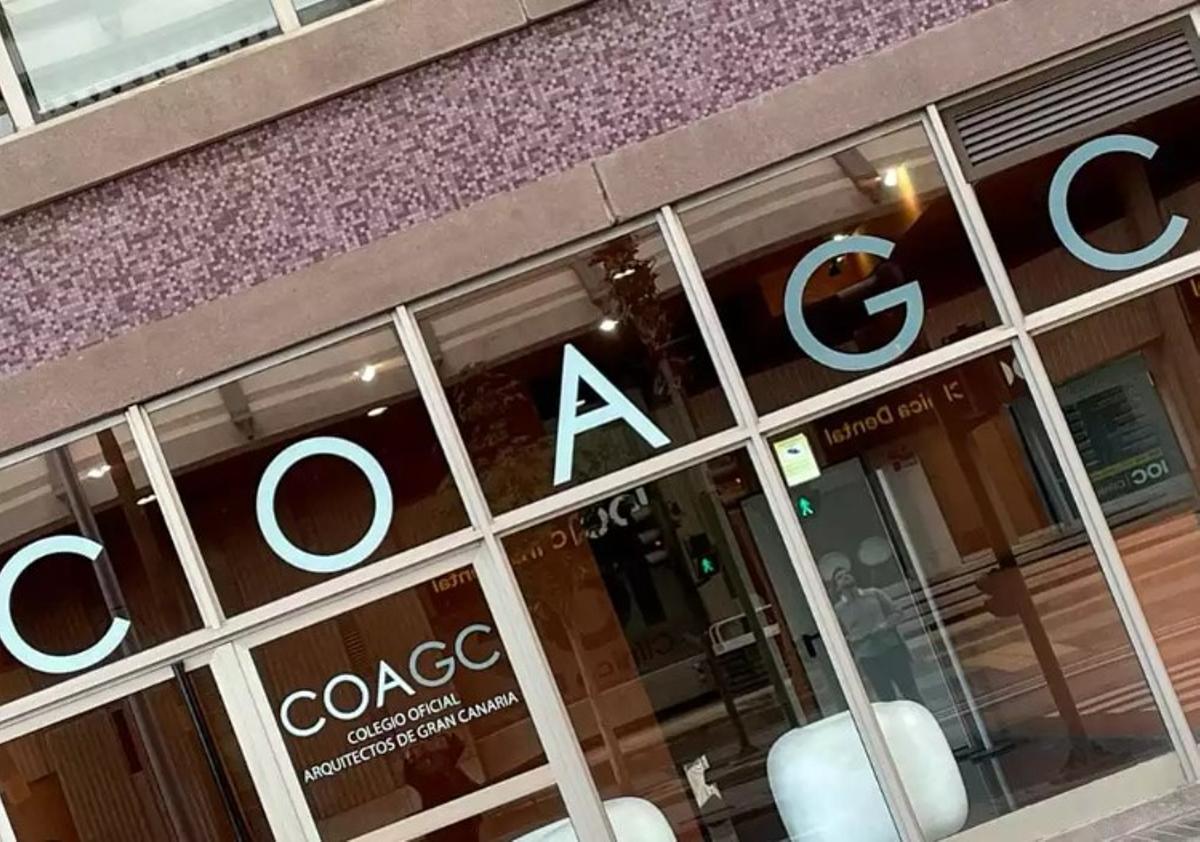 Entrada del Colegio Oficial de Arquitectos de Gran Canaria.