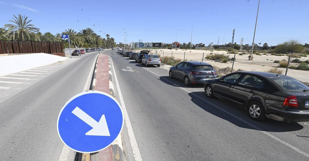 Imagen en la que se aprecia la escasez de espacio entre los coches aparcados en el arcén y la mediana. | ÁXEL ÁLVAREZ