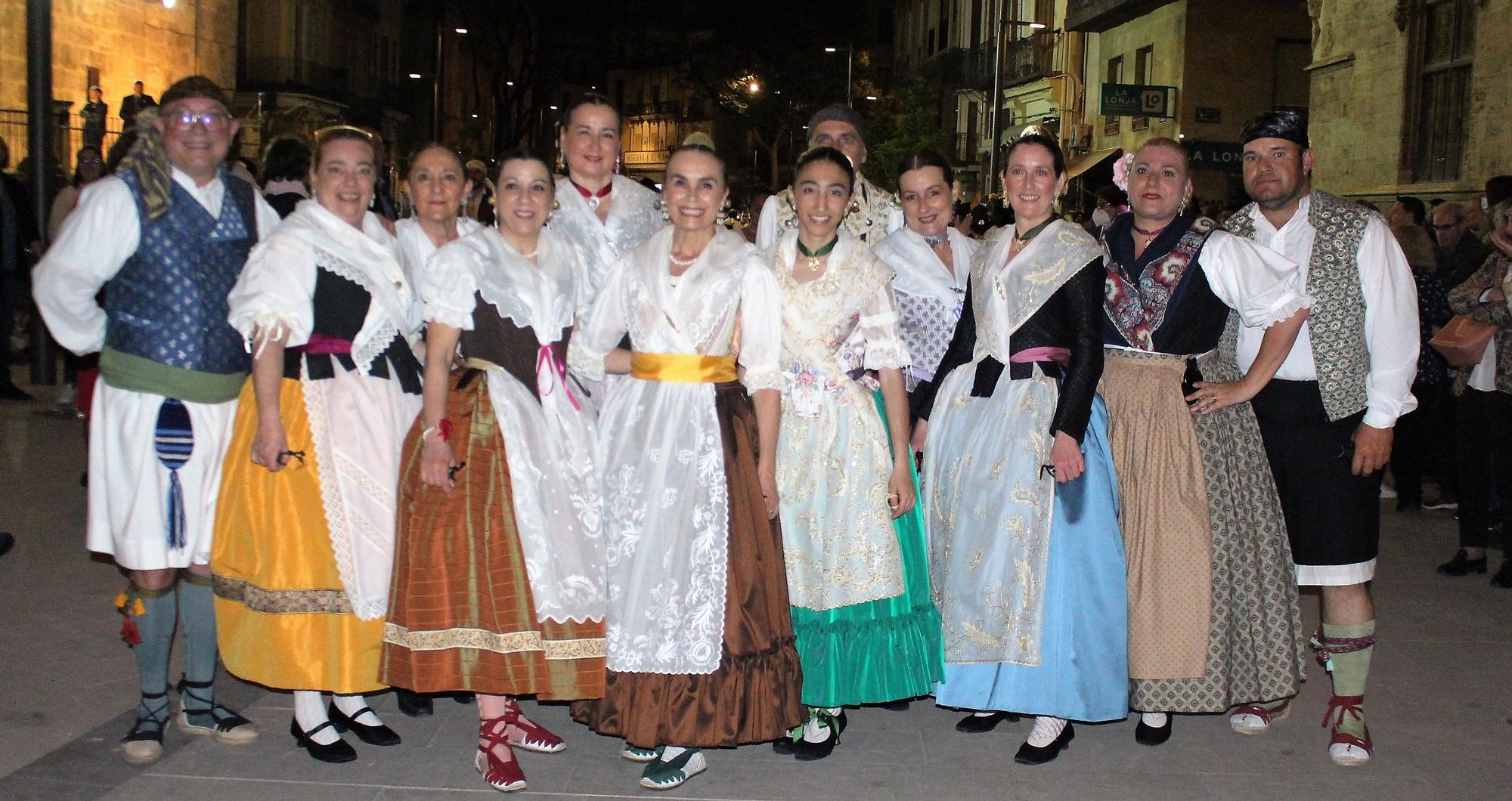 La "Dansà del Mocadoret" llena de tradición la medianoche del centro histórico