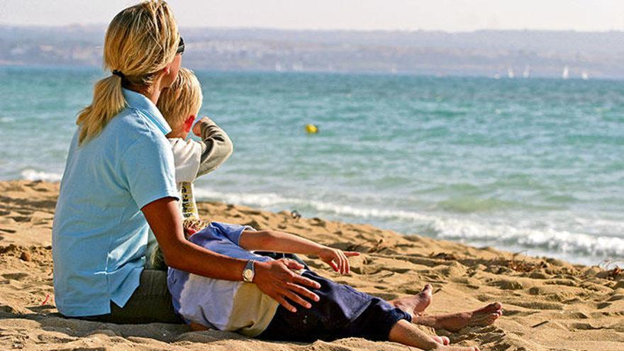 Auch in dieser Jahreszeit gilt: längere Strandbesuche, insbesondere mit Kindern, nur mit Sonnencreme.