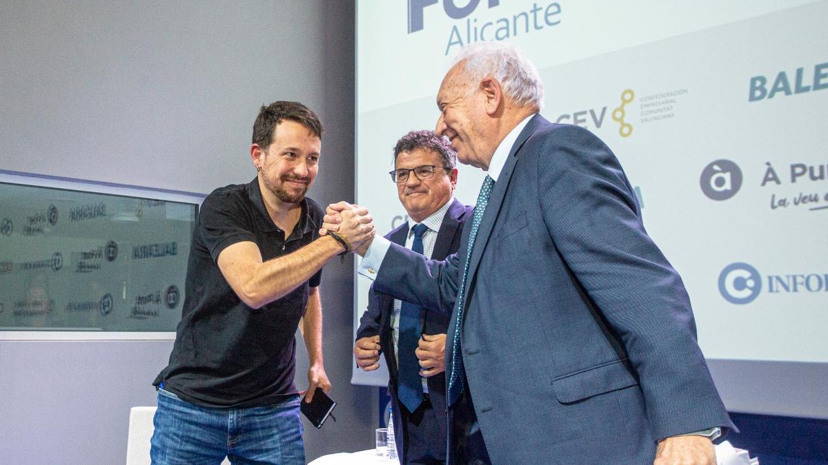 Pablo Iglesias y García Margallo se saludan, ante Toni Cabot