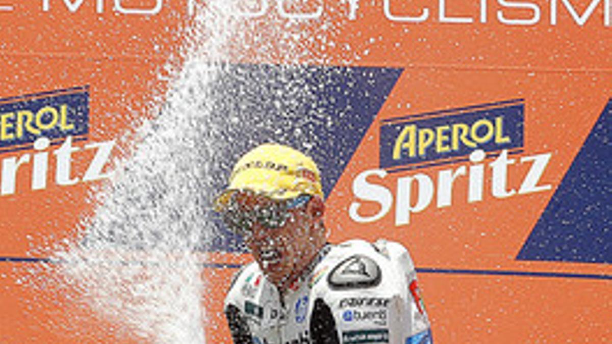 Pol Espargaro celebra en el podio su victoria en Montmeló.
