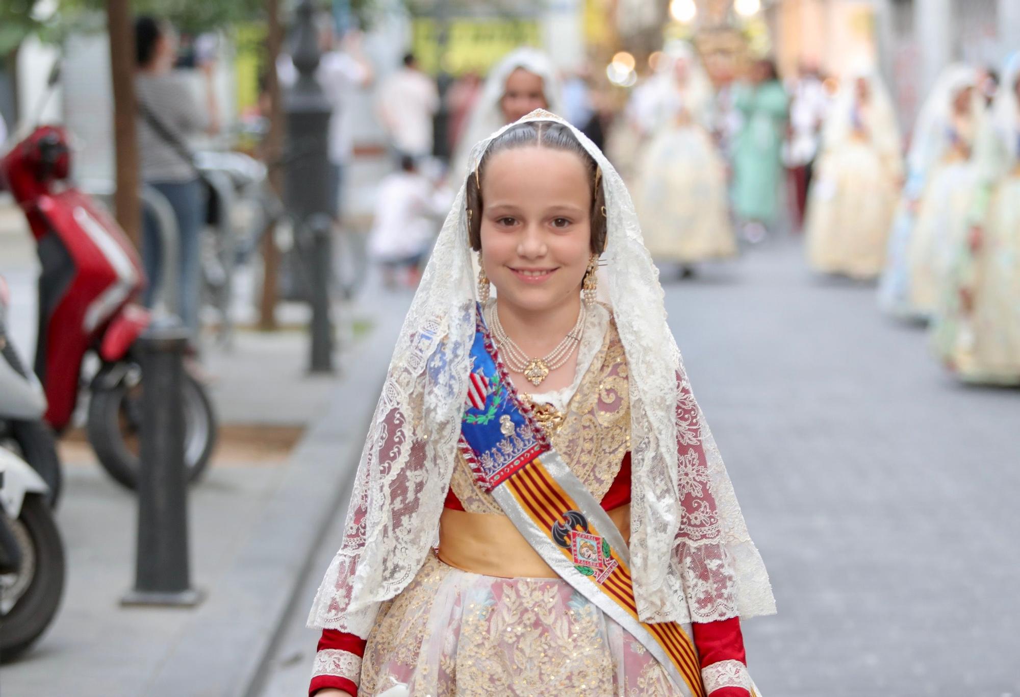 La calle San Vicente acoge la procesión "dels Xiquets" con tres generaciones falleras