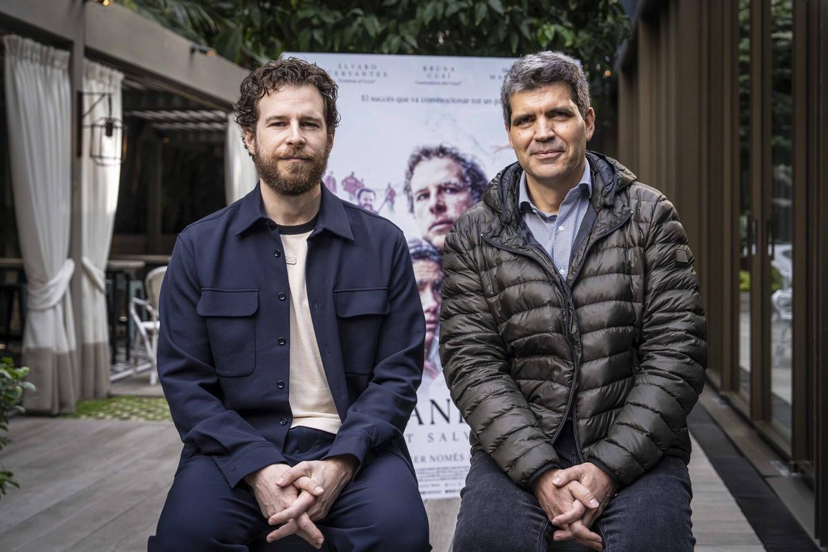 Barcelona, 18/02/2026 Icult. Entrevista a Fernando Trullols, director de la película 'Balandrau, vent salvatge', que se estrena el viernes. En el Hotel Seventy. PERSONAS: Álvaro Cervantes, Fernando Trullols, Bruna Cusí, Marc Martínez y Josep Maria Vilà, superviviente de la tragedia del Balandrau. AUTOR: MANU MITRU