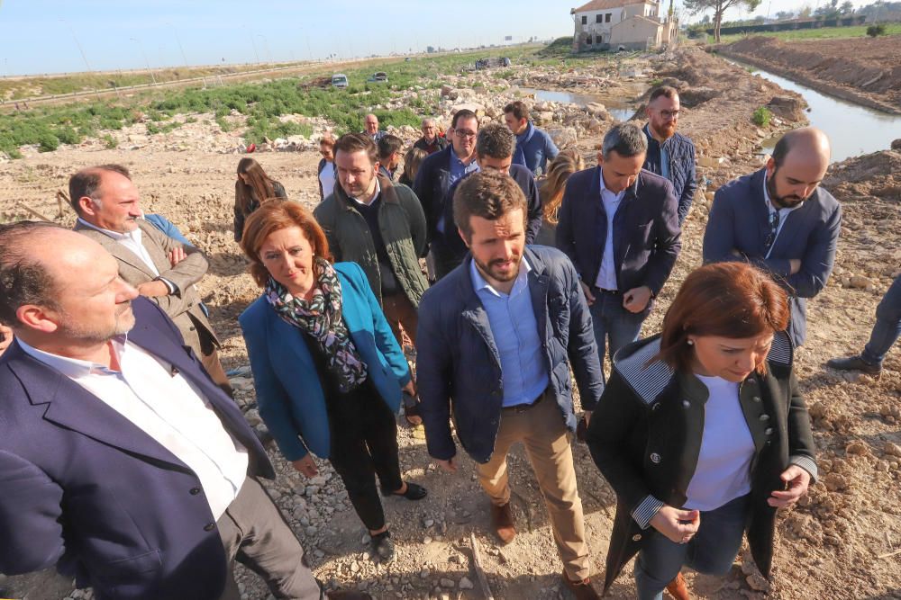 Pablo Casado, Isabel Bonig y Carlos Mazón visitan la zona en la que se rompió la mota del río en Almoradí