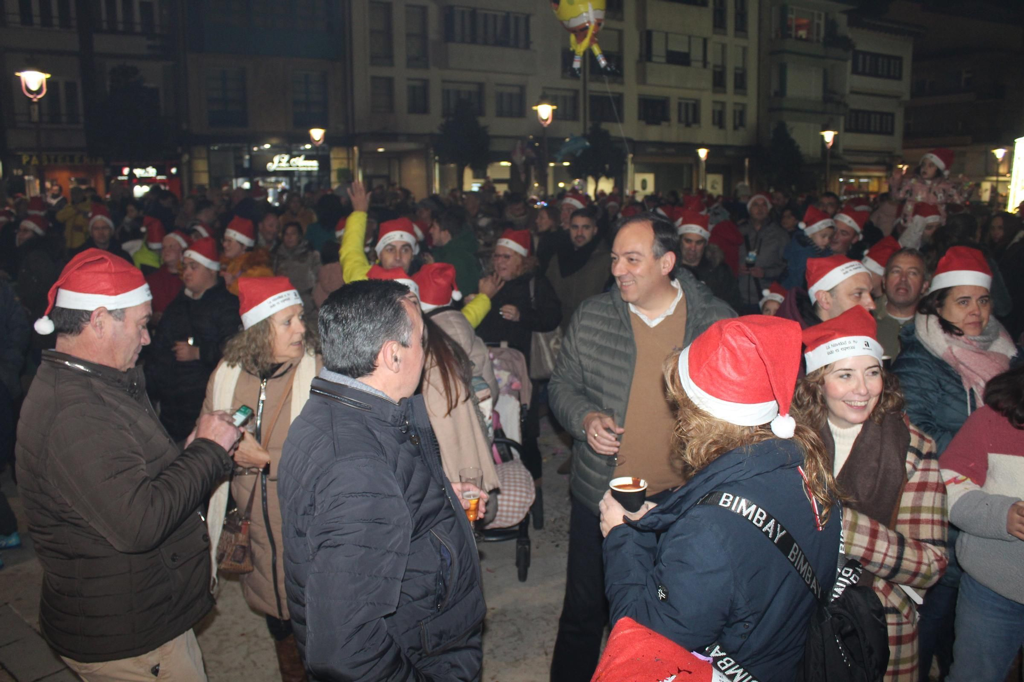 Villaviciosa 'descorcha' la Navidad con un brindis multitudinario