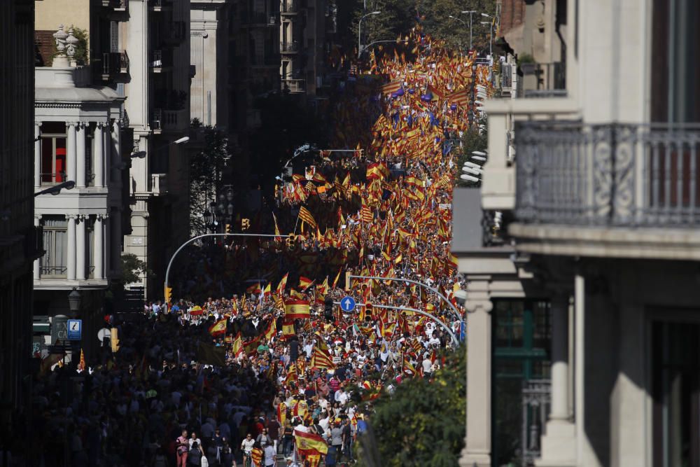 Desenes de milers de persones omplen Barcelona a favor de la unitat d'Espanya