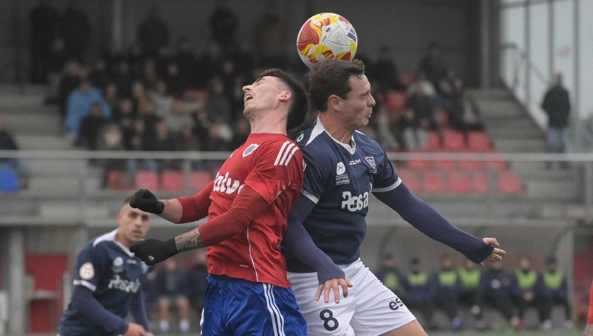 Pelayo Pérez salta a disputar un balón con Barck, ayer, en As Eiroas. | ÁREA 11