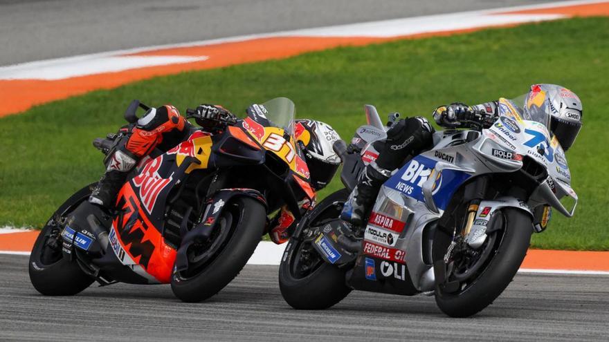 Pedro Acosta rueda tras Álex Márquez antes de superar al catalán. | FRANCISCO CALABUIG/SUPERDEPORTE