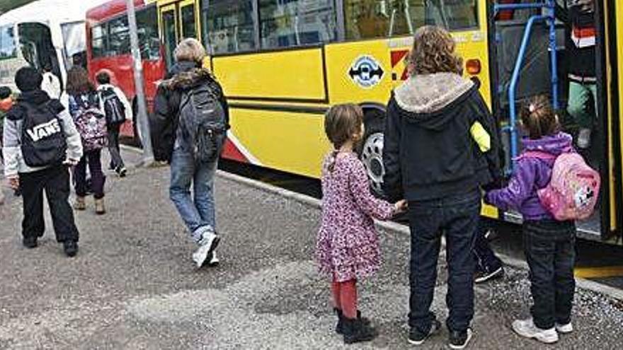 El bus escolar deja a alumnos del Isidor Macabich sin viaje de vuelta