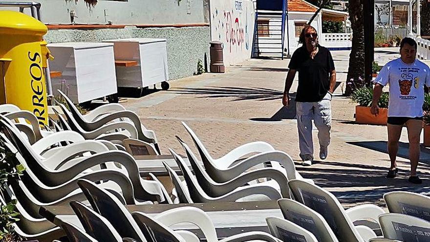 Sillas apiladas en una terraza cerrada de Cartagena.