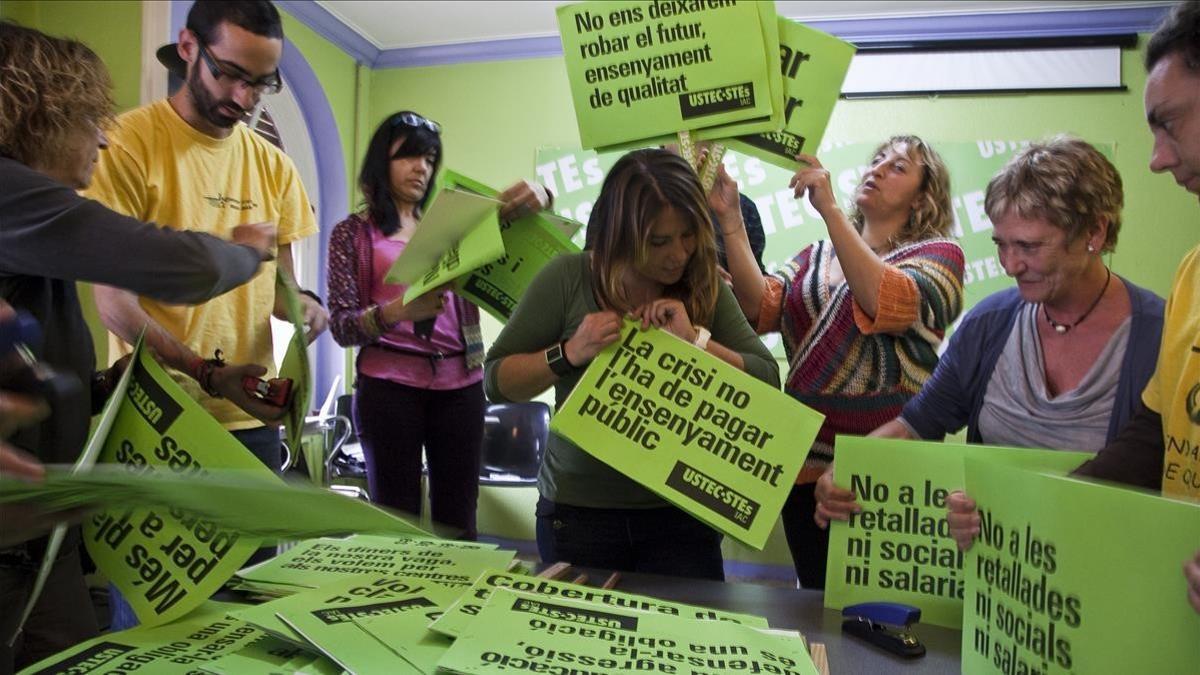 Miembros del sindicato USTEC-STEs, durante la preparación de una manifestación contra los recortes en Educación, en mayo del 2012.