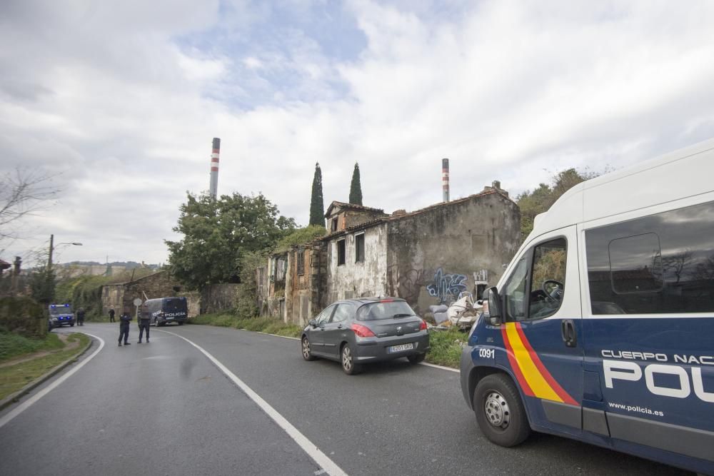 Varias unidades policiales realizaron un importante despliegue en las viviendas de San José, situadas entre los concellos de A Coruña y Arteixo, durante una investigación contra el tráfico de drogas.