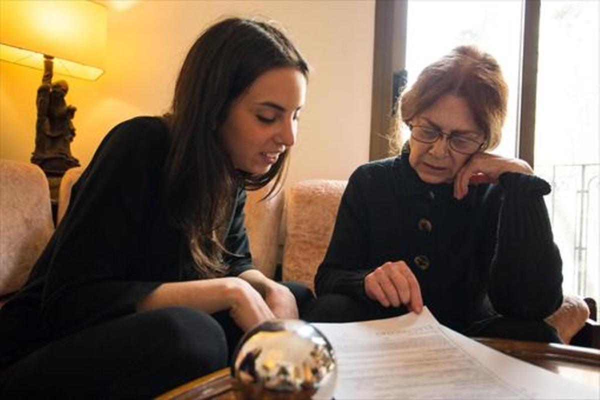 GESTIONES.Clara Cantó, educadora social de Hàbitat3, asesora a una usuaria.