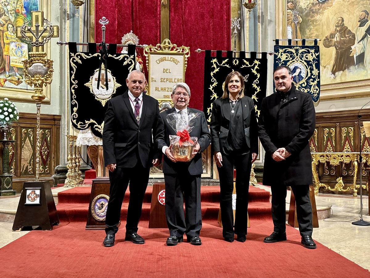 Autoridades y representantes entregan un reconocimiento al pregonero tras el acto celebrado en la iglesia de Almassora.