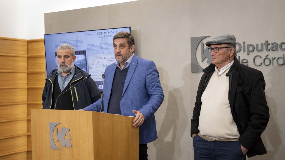 Fernando Penco, Ramón Hernández y José Luis Santos, en la presentación de la Ruta Robert Capa.