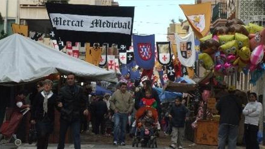 Los visitantes recorrieron abrigados el recinto de puestos de feria y mercado.