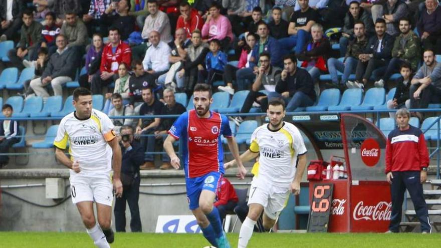 Senén conduce el balón ante la mirada de Antonio Dacosta. // Jesús Regal