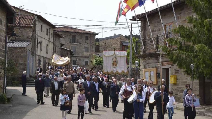 Desarrollo de la procesión del Corpus en Villardeciervos.