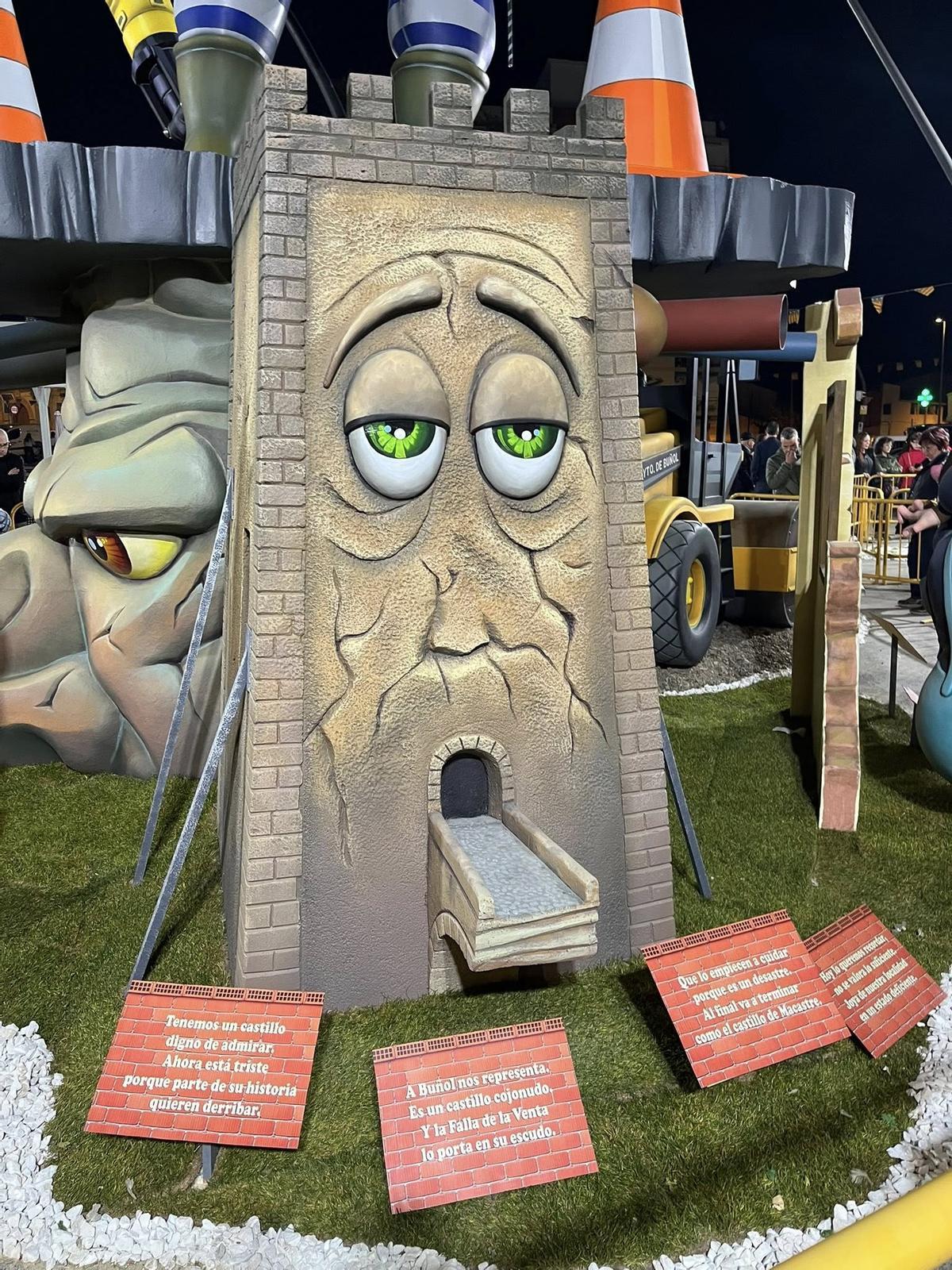 Uno de los ninots que representa el estado del patrimonio de Buñol de la falla Las Ventas.