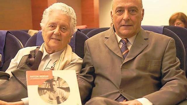 Alejandro Otero y la viuda de Beiras, Antía Cal, ayer antes de la presentación del libro.  // José Lores