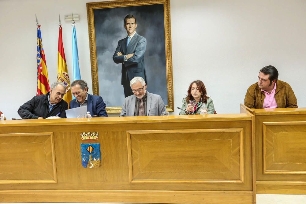 El secretario autonómico de Educación, Miguel Soler, mantuvo una tensa reunión con colectivos de padres en Torrevieja sobre la implantación del nuevo modelo de plurilingüïsmo