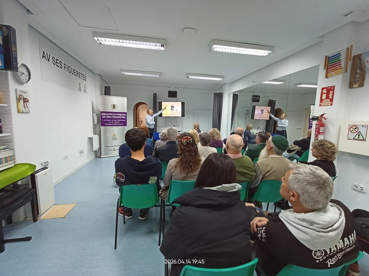 Momento de la presentación de Joan Albert Ribas en la biblioteca de ses Figueretes
